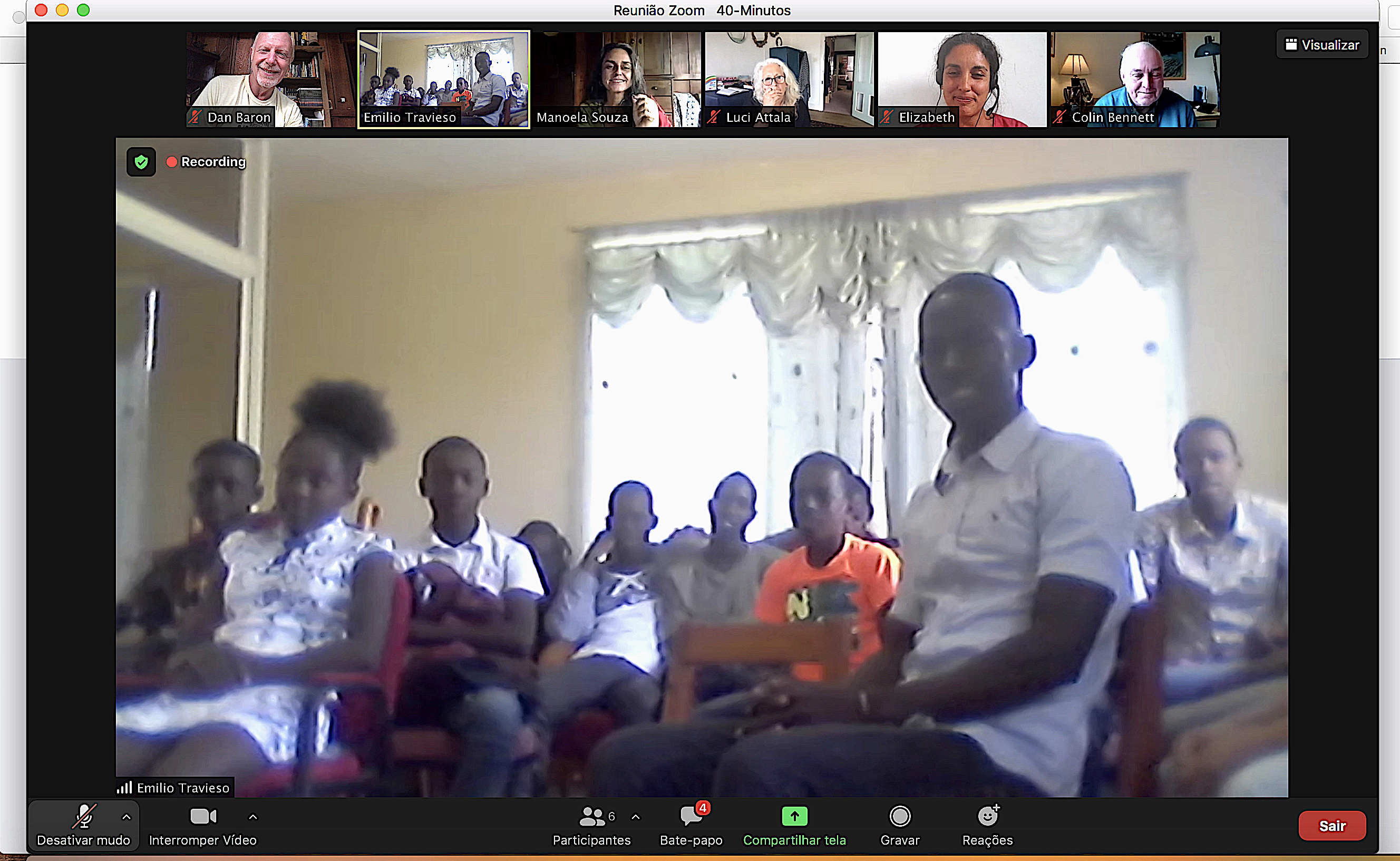 Foto 1 Alunos de Haiti explicam a ecossistema de abelhas à Rios de Econtro e a Aliança Educere.