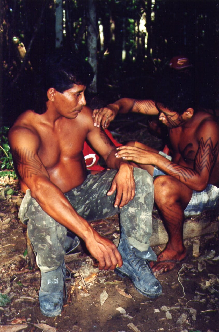 4 A liderança Gigi Pati Pataxó, assassinada, julho 2021 (pintando, em 2001)