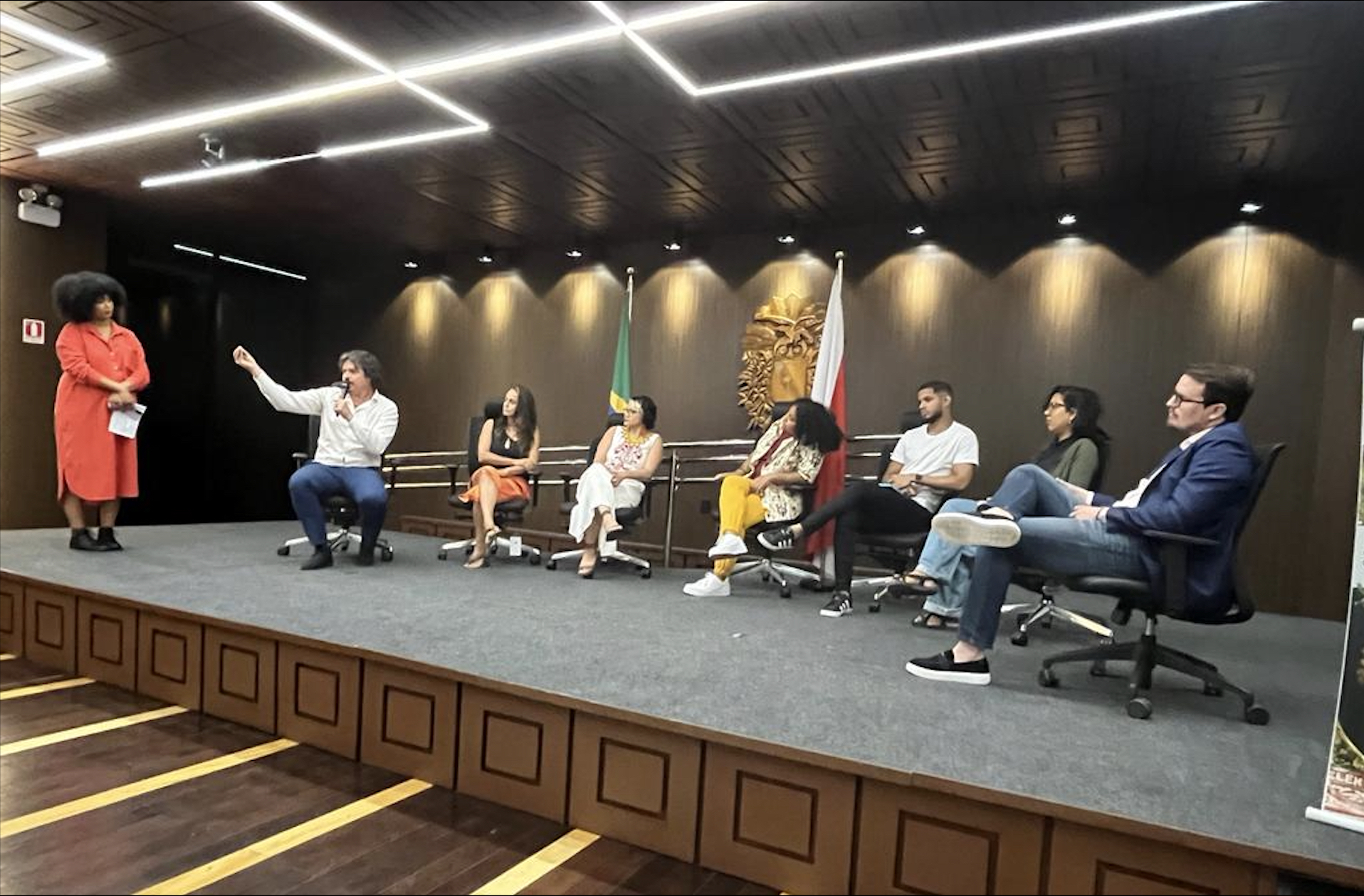 11 Marquito Abreu explica o significado da Lei de Compostagem no diálogo entre deputados e lideranças comunitárias, mediado por Karol Cunha (ALEPA, 04.09)