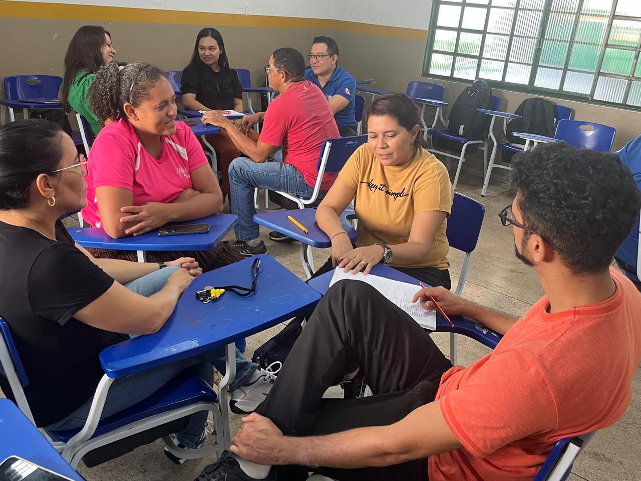 3 Na sequência da roda, cada participante apresenta seu 'objeto íntimo' para aprender criar projetos coletivos inclusivos