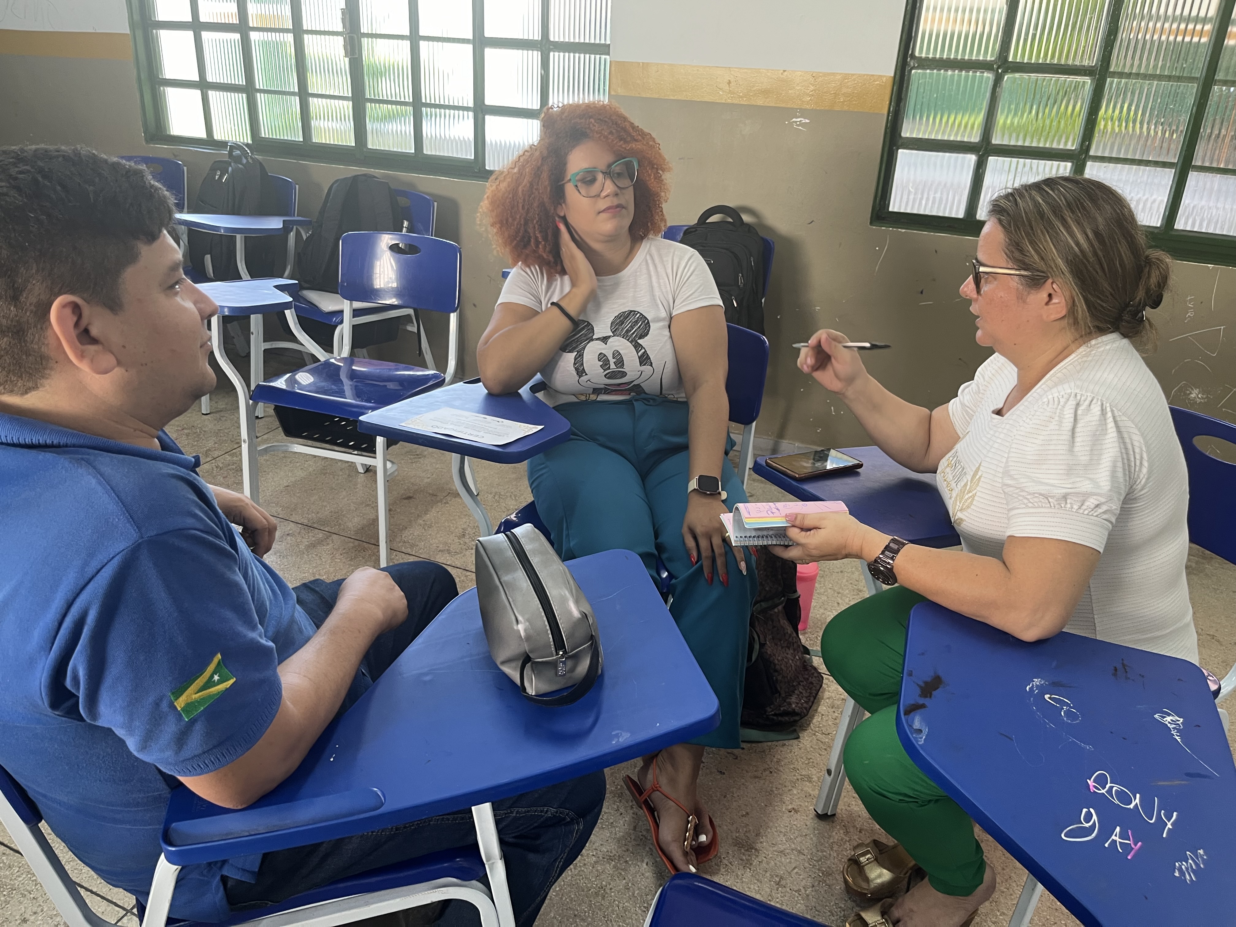 4 A diretora e professores vivenciam uma igualdade de entrega e troca na busca de um projeto coletivo